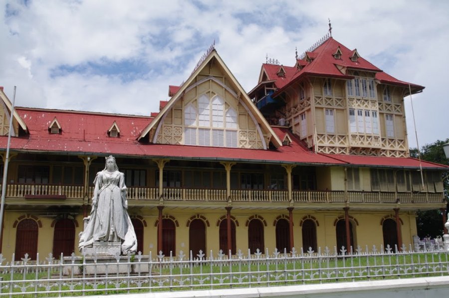 Статуя королевы Виктории в Гайане